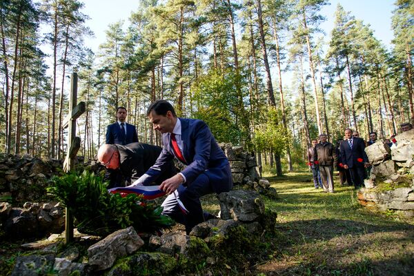 Дипломаты Белоруссии и России возложили цветы на Гарнизонном кладбище в Саласпилсе Дипломаты Белоруссии и России возложили цветы на Гарнизонном кладбище в Саласпилсе - Sputnik Латвия