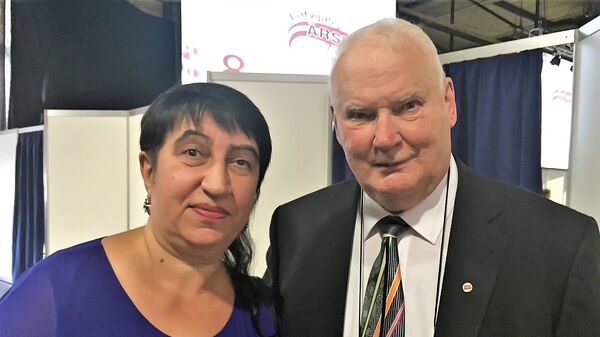 Лариса Ломиашвили  с профессором  Рижского университета Страдыня Андреем Скагерсом - Sputnik Латвия