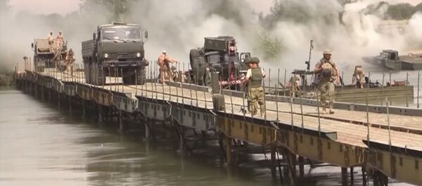 Российские военные возвели мост через Евфрат для перевозки техники - Sputnik Латвия