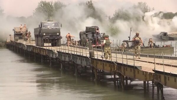 Российские военные возвели мост через Евфрат для перевозки техники - Sputnik Латвия