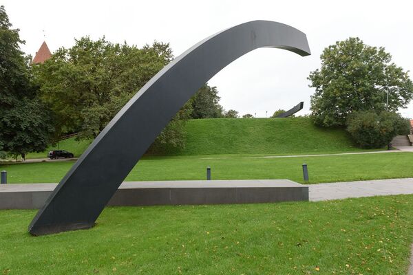 Монумент Прерванная линия в память о погибших на пароме Эстония Монумент Прерванная линия в память о погибших на пароме Эстония - Sputnik Латвия