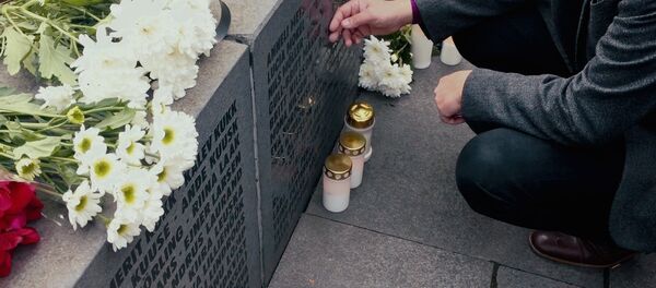 Свечи памяти зажгли в Таллине у монумента погибшим на пароме Эстония - Sputnik Латвия