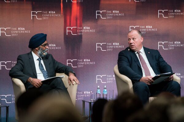 Министр национальной обороны Канады Харджит Сингх Саджан и министр обороны Латвии Раймонд Бергманис - Sputnik Латвия