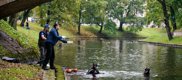 Ежегодная акция по очистке латвийских водоёмов от мусора прошла на городском канале - Sputnik Латвия