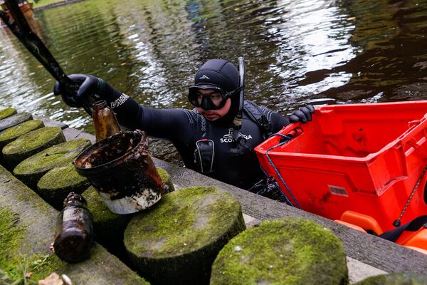 Участники акции по очистке городского канала от мусора Участники акции по очистке городского канала от мусора - Sputnik Латвия