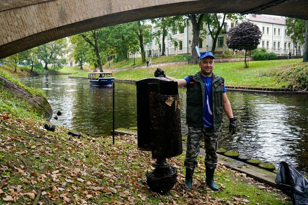 С большим трудом со дна канала подняли мусорный бак с бетонным основанием С большим трудом со дна канала подняли мусорный бак с бетонным основанием - Sputnik Латвия