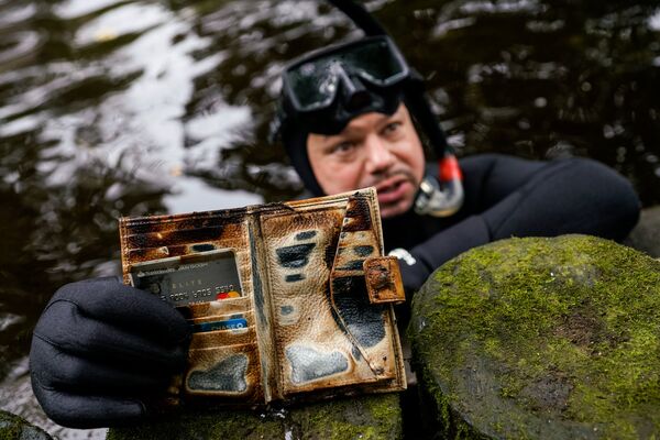 После кражи и опустошения содержимого, кошелёк отправился на дно городского канала После кражи и опустошения содержимого, кошелёк отправился на дно городского канала - Sputnik Латвия