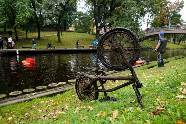 Поднятый со дна канала велосипед Поднятый со дна канала велосипед - Sputnik Латвия