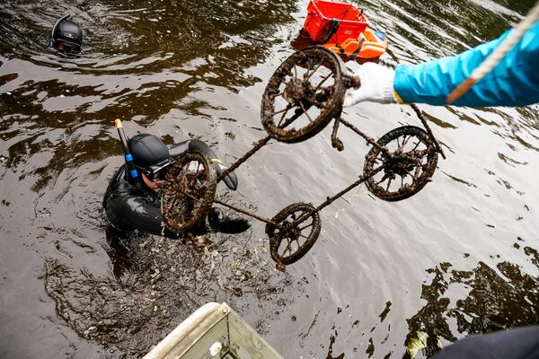 Ежегодная акция по очистке латвийских водоёмов от мусора прошла на городском канале Ежегодная акция по очистке латвийских водоёмов от мусора прошла на городском канале - Sputnik Латвия