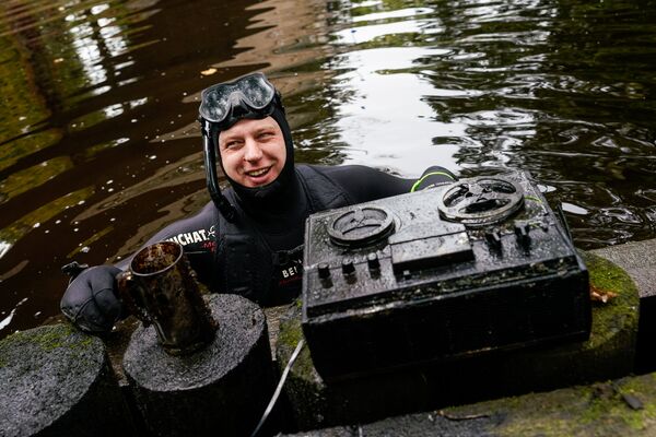 Участник акции обчистил бобров в городском канале на пивную кружку и катушечный магнитофон Участник акции обчистил бобров в городском канале на пивную кружку и катушечный магнитофон - Sputnik Латвия