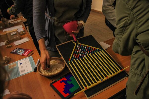 Очень наглядная демонстрация нормального распределения (мат. статистика) Очень наглядная демонстрация нормального распределения (мат. статистика) - Sputnik Латвия