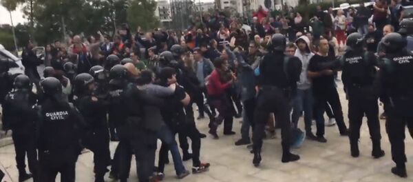 Референдум в Каталонии: столкновения с полицией - Sputnik Латвия