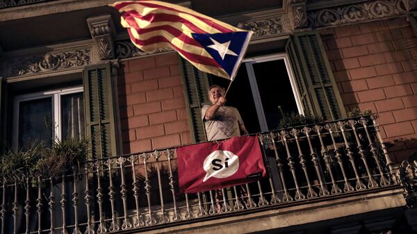 Мужчина на балконе с флагом Каталонии - Sputnik Латвия