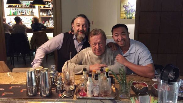 Легендарные бармены Юрий Силов (в центре) и Рубен Панасян (справа) - Sputnik Латвия