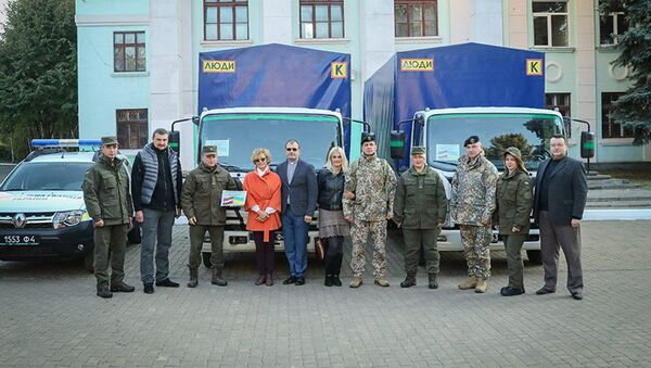 Волонтерские организации из Латвии передали гуманитарный груз жителям Донбасса - Sputnik Латвия