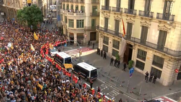 Пожарные выстроились в живую стену между полицией и протестующими в Барселоне - Sputnik Латвия