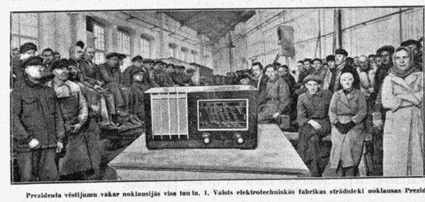 Работники государственного электротехнического завода слушают обращение президента к народу - Sputnik Латвия