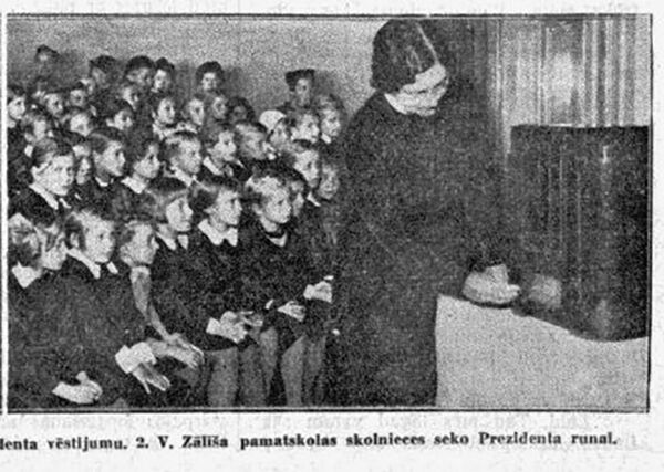 Речь президента Ульманиса  слушают ученики начальной школы - Sputnik Латвия