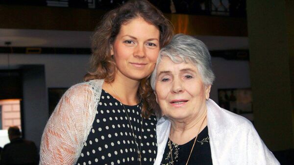 Валентина Чистякова с внучкой Ириной - Sputnik Латвия