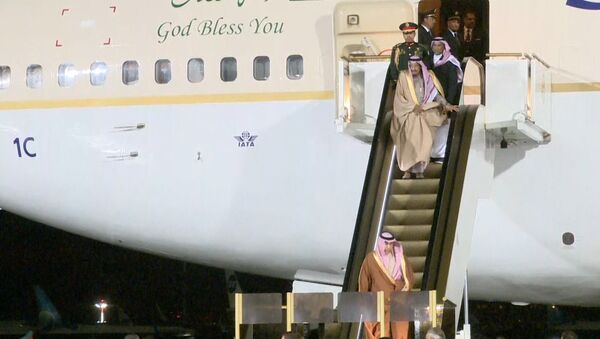 Сломавшийся трап самолета у короля Саудовской Аравии во время визита в Москву - Sputnik Латвия