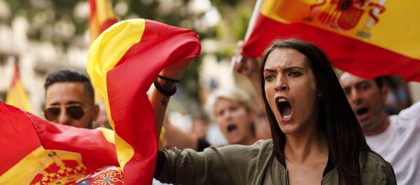 Протестующие во время демонстрации против независимости в Каталонии - Sputnik Латвия