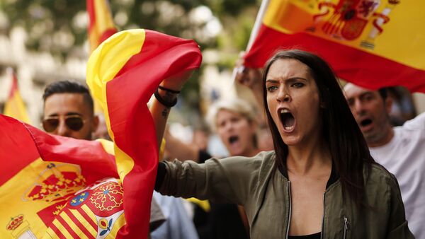 Протестующие во время демонстрации против независимости в Каталонии - Sputnik Латвия