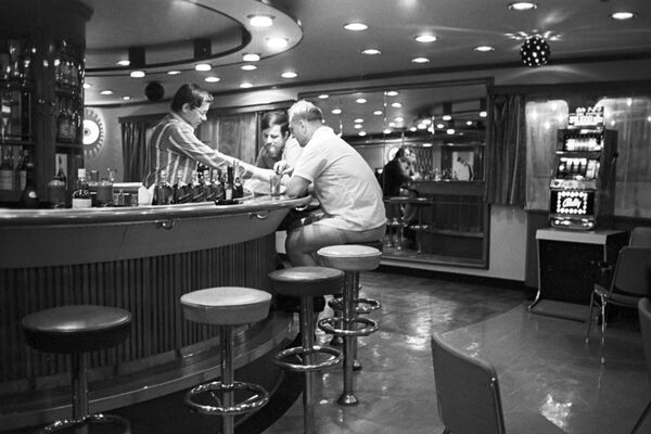 В баре речного пассажирского теплохода - Sputnik Латвия