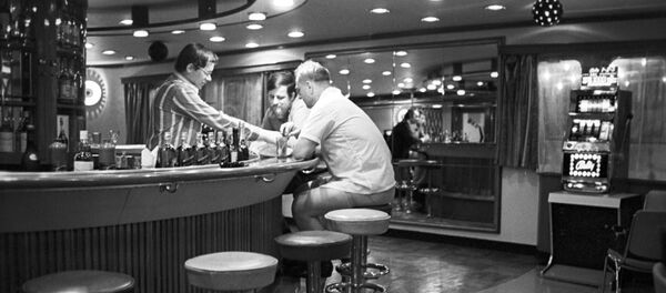 В баре речного пассажирского теплохода В баре речного пассажирского теплохода - Sputnik Латвия