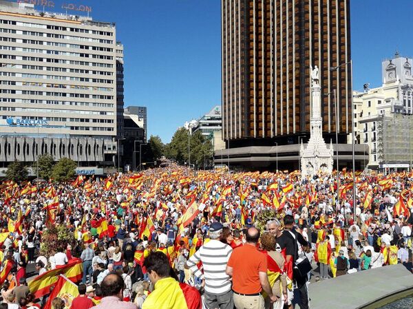 Митинг в защиту нации и Конституции, Мадрид, площадь Колумба, 7 октября 2017 г. Митинг в защиту нации и Конституции, Мадрид, площадь Колумба, 7 октября 2017 г. - Sputnik Латвия