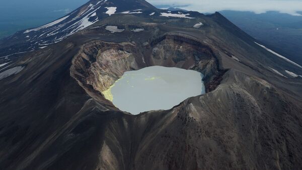 Кратерное озеро вулкана Малый Семячек на Камчатке - Sputnik Latvija