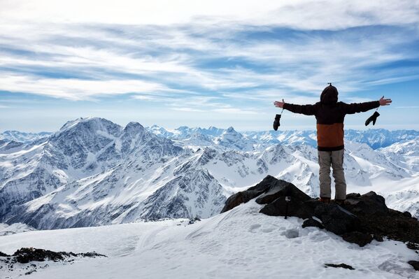 Турист на высоте 4400 метров в горах Эльбруса в Кабардино-Балкарии - Sputnik Латвия