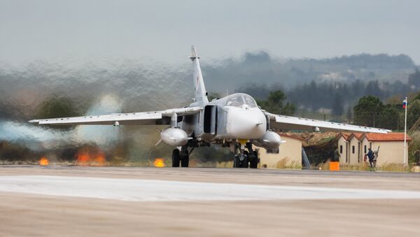 Бомбардировщик Су-24 ВКС России на авиабазе Хмеймим в Сирии - Sputnik Латвия