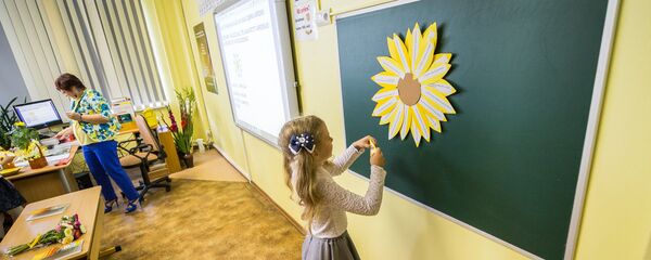 Девочка у школьной доски - Sputnik Латвия