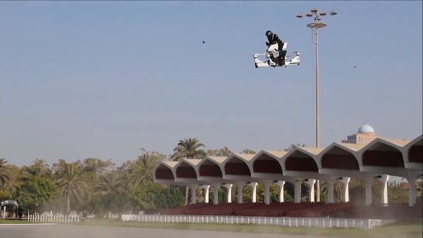 Полиция Дубая и компания HoverSurf показали гибрид мотоцикла и дрона - Sputnik Латвия