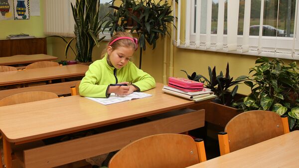 Девочка в школьном кабинете - Sputnik Латвия