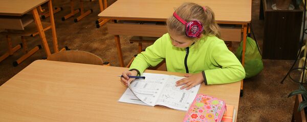 Девочка в школьном кабинете - Sputnik Латвия