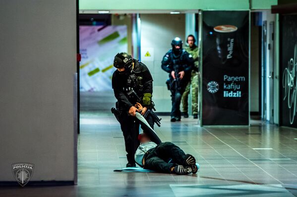 Учения антитеррористического отряда Омега по освобождению заложников на Рижском Центральном вокзале - Sputnik Латвия