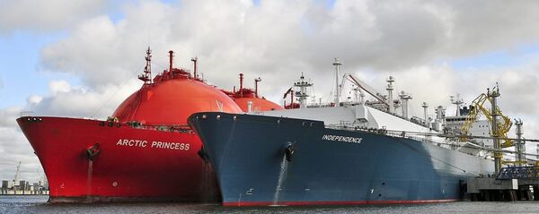 Газовоз Independence и танкер LNG Газовоз Independence и танкер LNG - Sputnik Latvija
