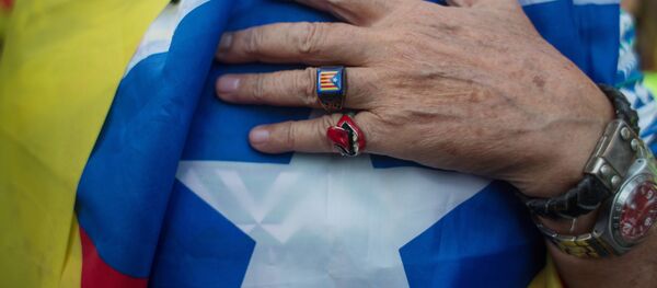 Житель Барселоны в ожидании оглашения парламентом итогов референдума о независимости Каталонии - Sputnik Латвия