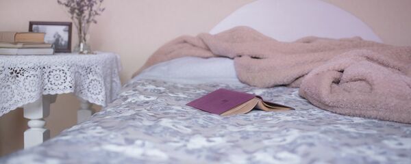 Книга на кровати - Sputnik Латвия