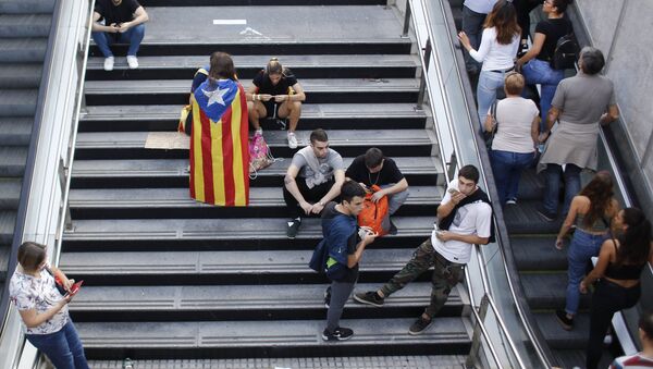 Katalonijas neatkarības referenduma atbalstam organizētā streika dalībnieki Barselonā - Sputnik Latvija