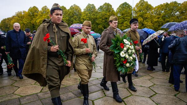 В день освобождения Риги от немецко-фашистских захватчиков у памятника Освободителям - Sputnik Латвия