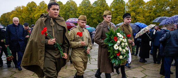 В день освобождения Риги от немецко-фашистских захватчиков у памятника Освободителям - Sputnik Латвия