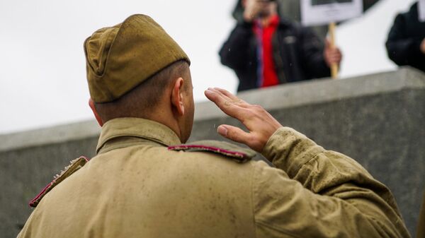 В день освобождения Риги от немецко-фашистских захватчиков у памятника Освободителям - Sputnik Латвия