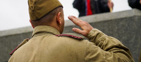 В день освобождения Риги от немецко-фашистских захватчиков у памятника Освободителям - Sputnik Латвия