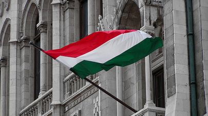 Флаг Венгрии на здании венгерского парламента