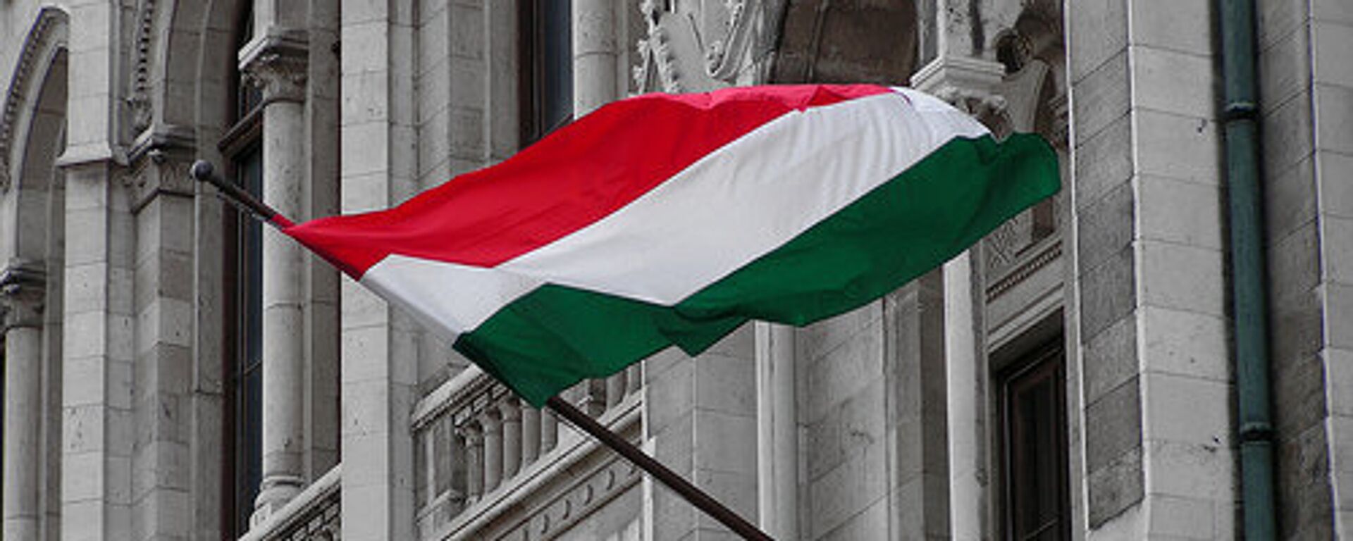 Флаг Венгрии на здании венгерского парламента - Sputnik Латвия, 1920, 29.02.2024