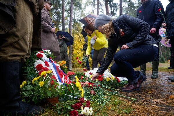 Участники форсирования возложили цветы к обелиску в Межапарке - Sputnik Латвия