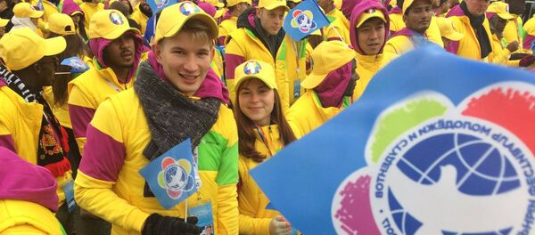 Представители из Латвии - Екатерина Иванченко и Раймонд Пуга на открытии XIX Всемирного фестиваля молодежи и студентов - Sputnik Латвия