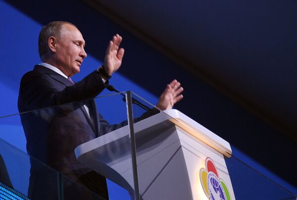 Президент РФ В. Путин принял участие в открытии Всемирного фестиваля молодёжи и студентов в Сочи - Sputnik Латвия
